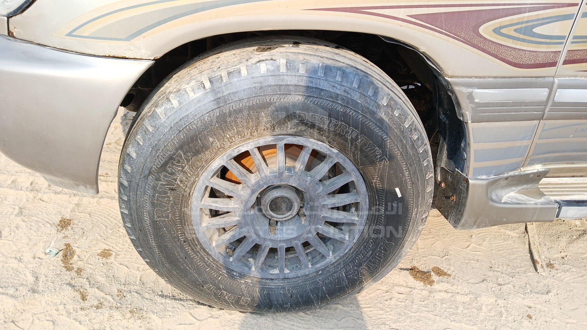 2005 TOYOTA LAND CRUISER VIN: JTEHJ09J455111569