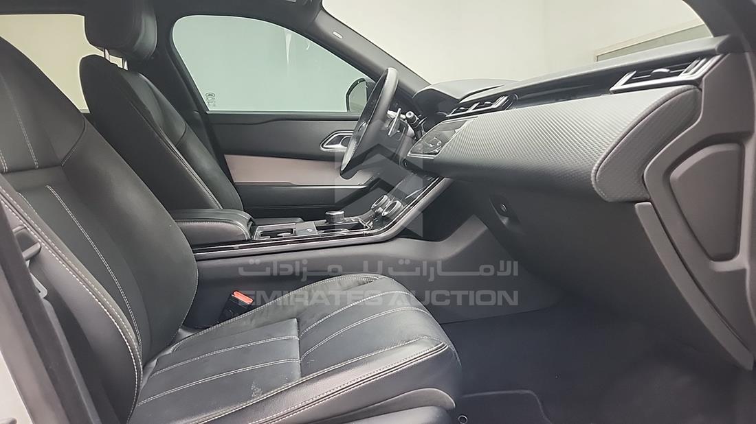 رنج روفر ?يلار 2020 — زاوية الراكب الأمامي للمقعد — صورة 30