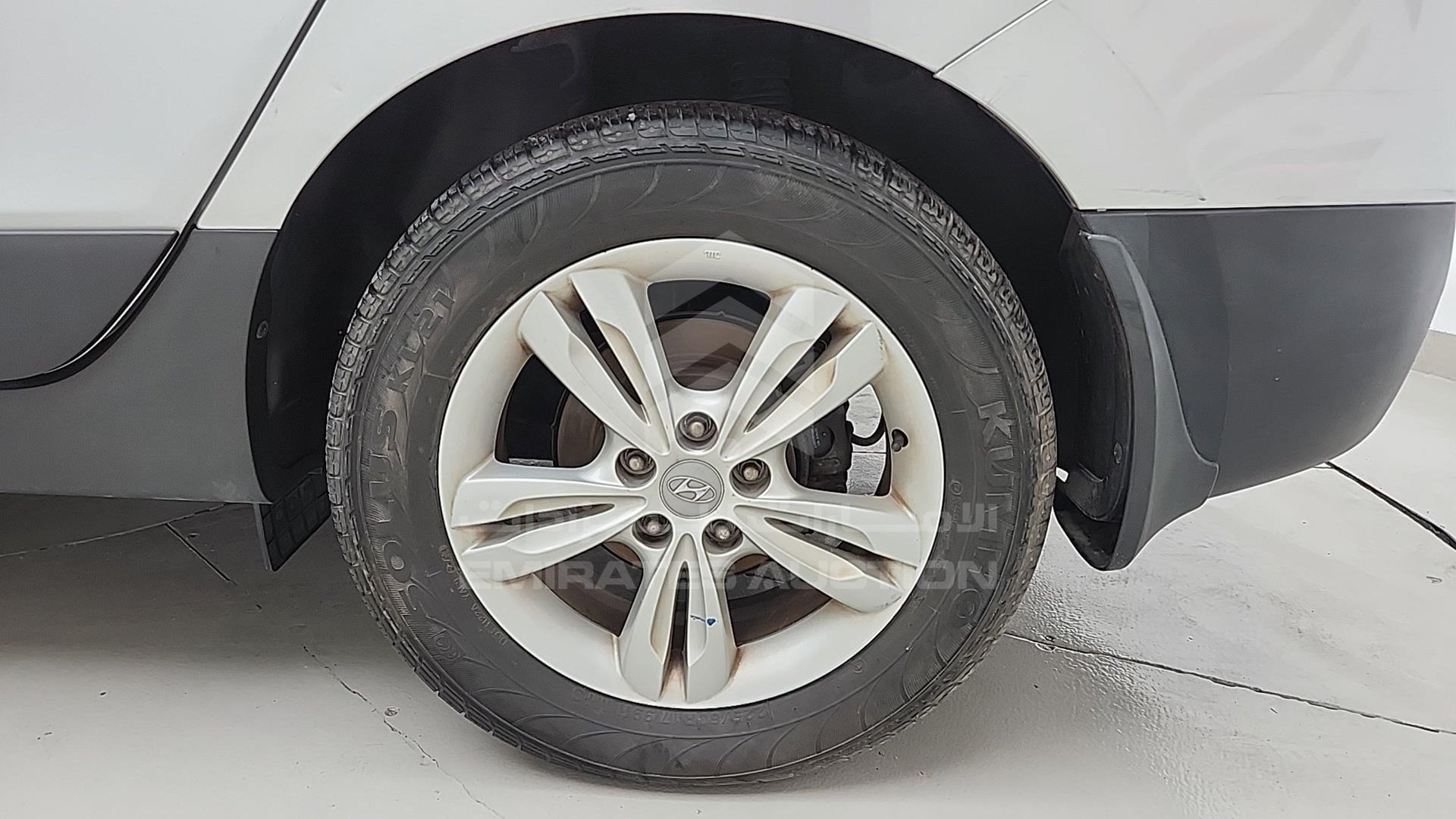 2011 HYUNDAI TUCSON VIN: KMHJT81B4BU132406