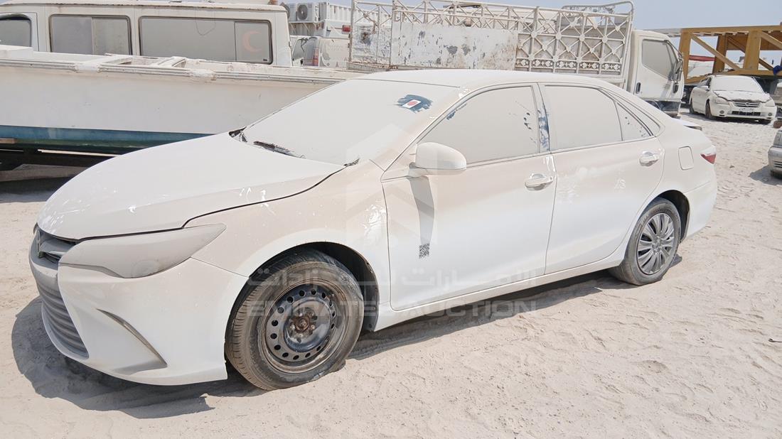 2016 Toyota Camry — Front Left Angle — Photo 4