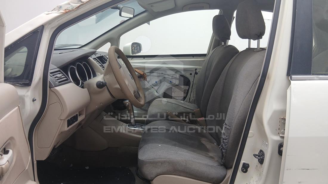 نيسان تيدا 2008 — زاوية السائق الأمامية اليسرى — صورة 13