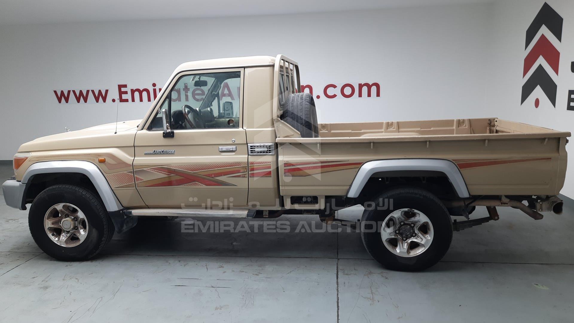 2014 TOYOTA LAND CRUISER VIN: JTFLU73J0E4563183