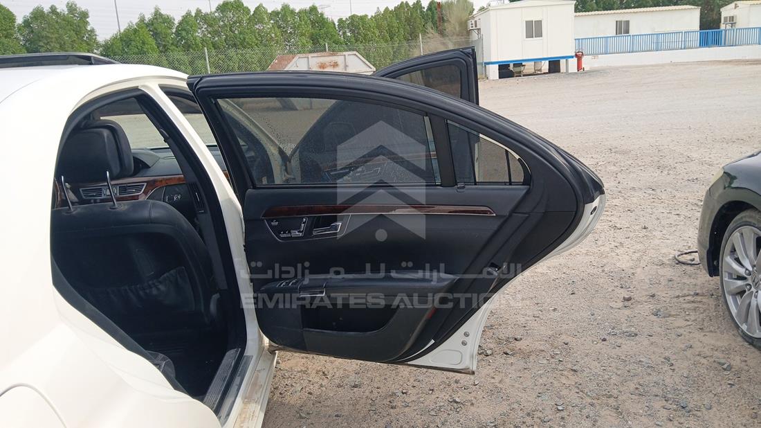 مرسيدس اس 550 2011 — الباب الخلفي الأيمن — صورة 23