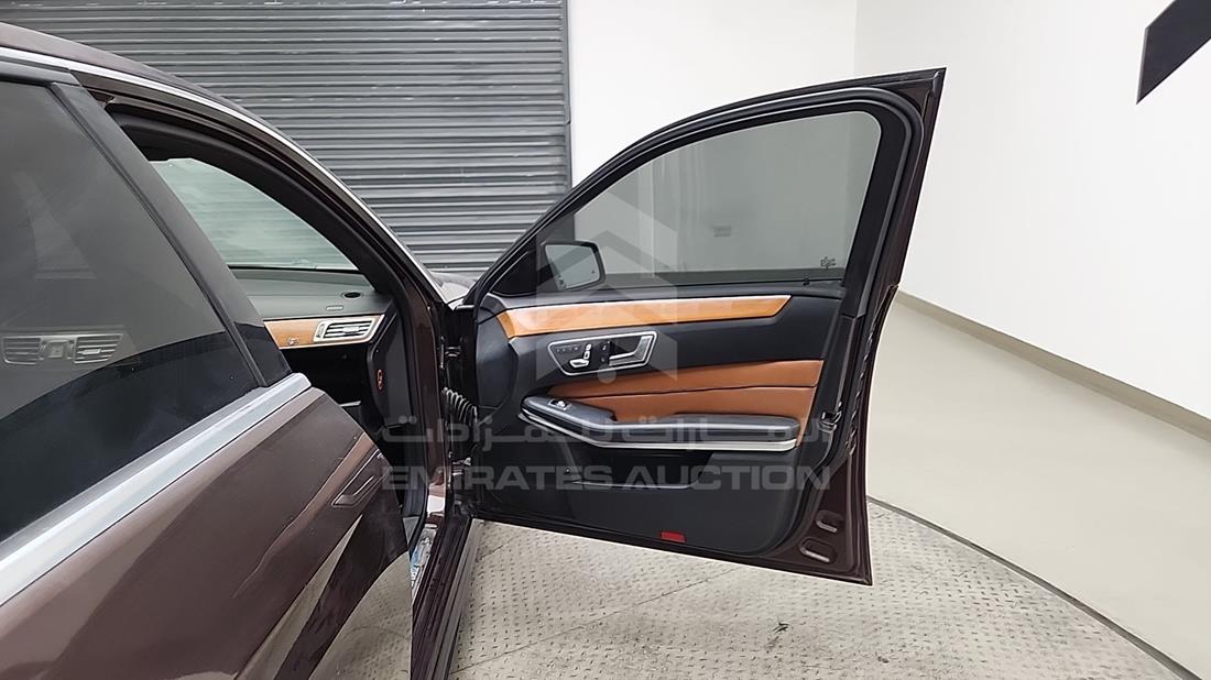 مرسيدس إى 300 2014 — الباب الأمامي الأيمن — صورة 27