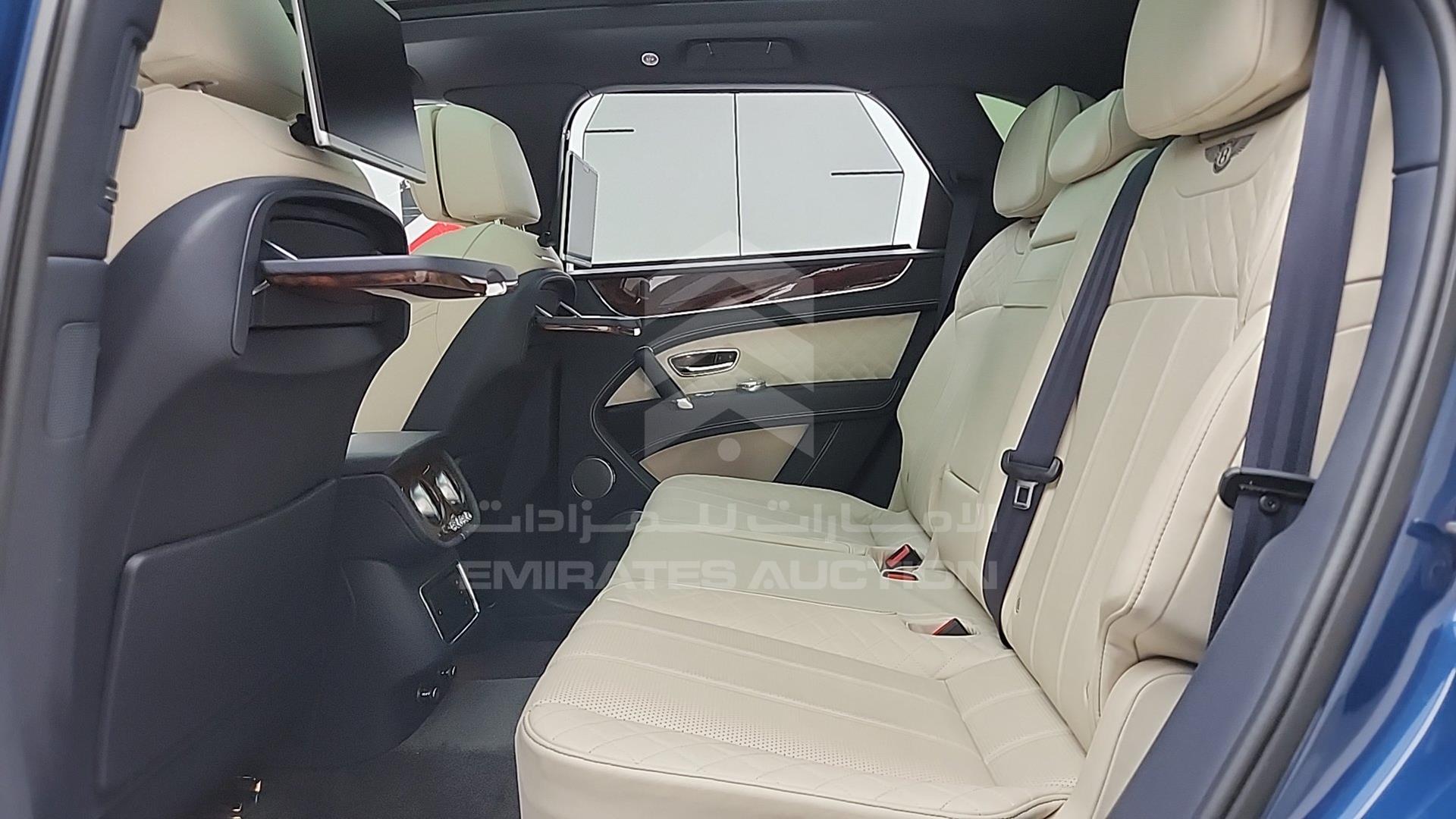 2017 BENTLEY BENTAYGA VIN: SJAAB1ZV0HC013457