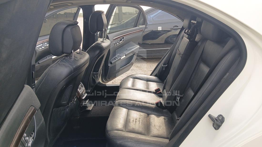 مرسيدس اس 550 2011 — زاوية الراكب الخلفي اليسرى — صورة 20
