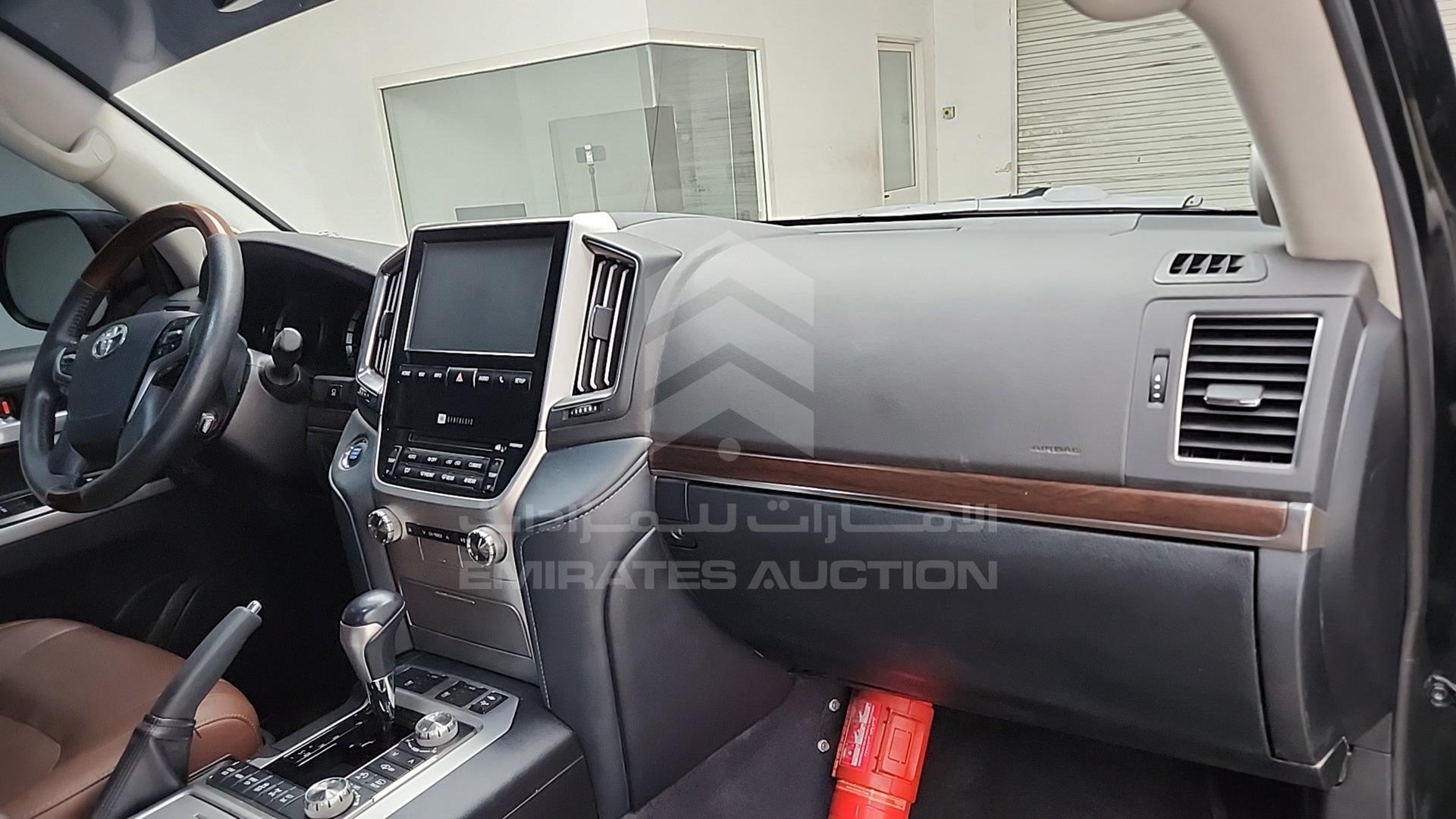 2018 TOYOTA LAND CRUISER VIN: JTMHY05J6J4073218