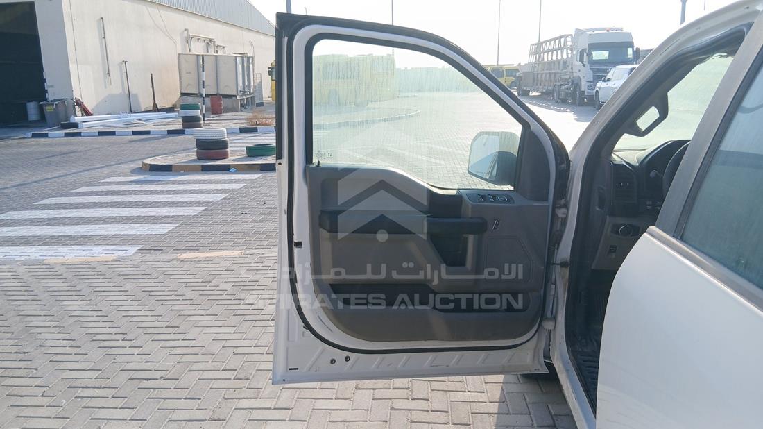 فورد اف 150 2020 — الباب الأمامي الأيسر — صورة 11