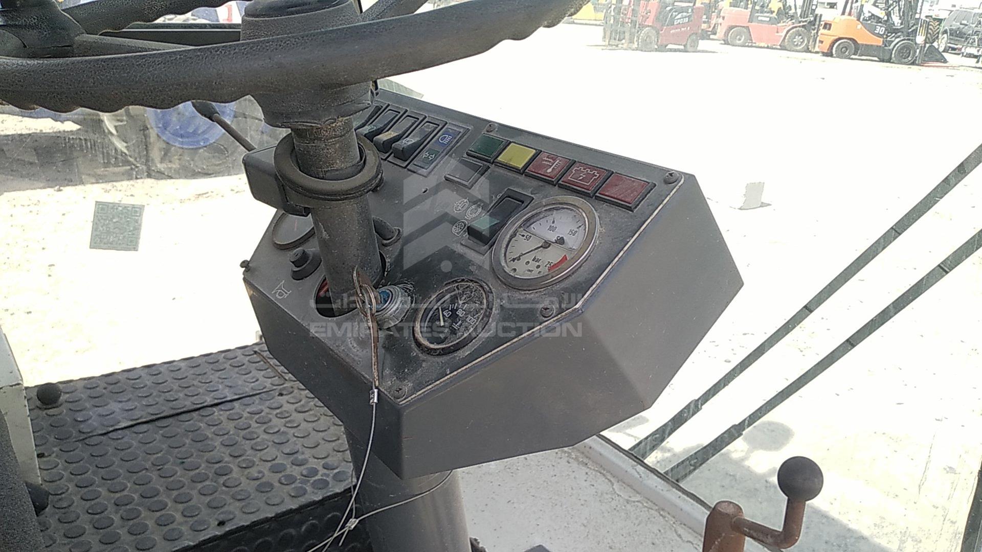 2000 ROAD CLEANING MACHINE --- VIN: 37592003961