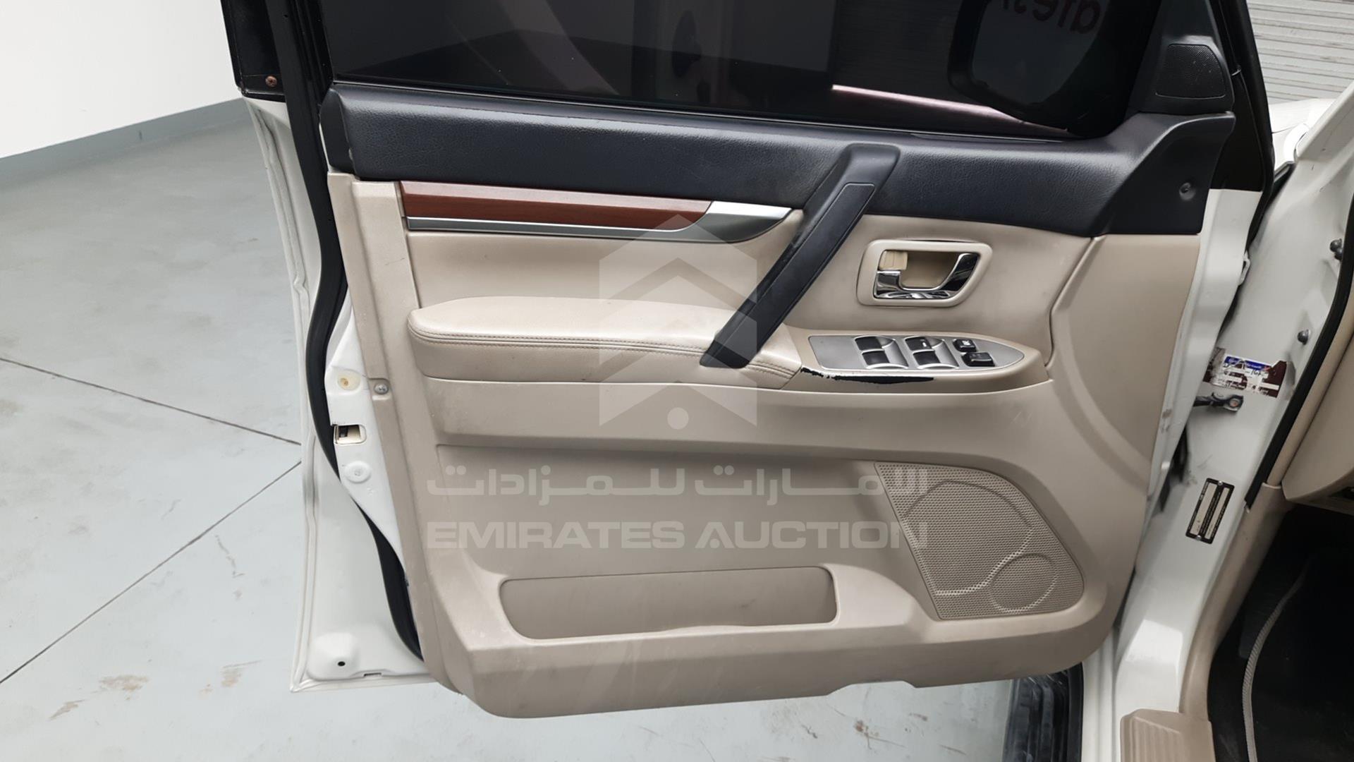 2008 MITSUBISHI PAJERO VIN: JMYLRV93W8J728895