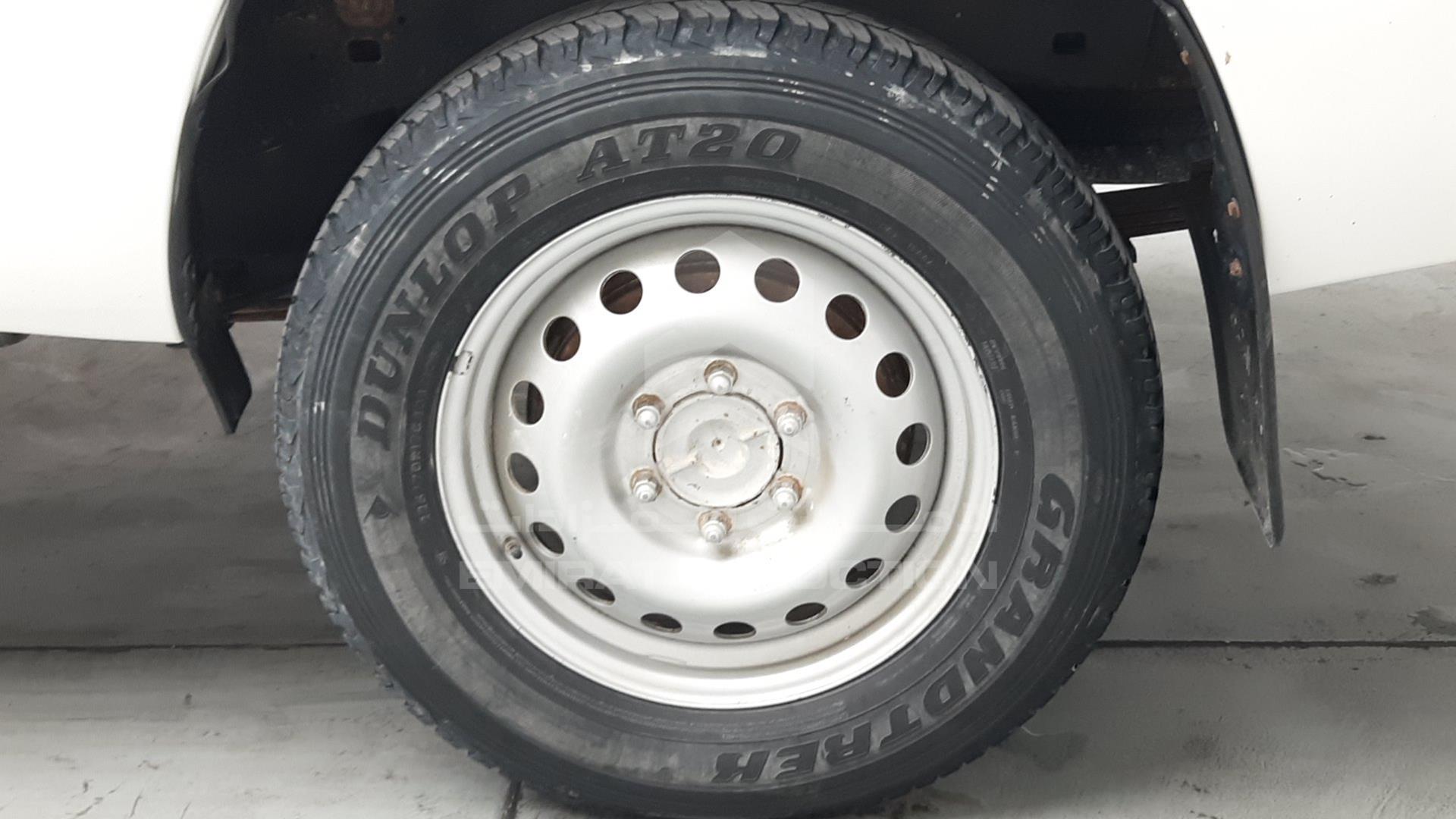 2017 TOYOTA HILUX VIN: MR0DB8CD2H0115737