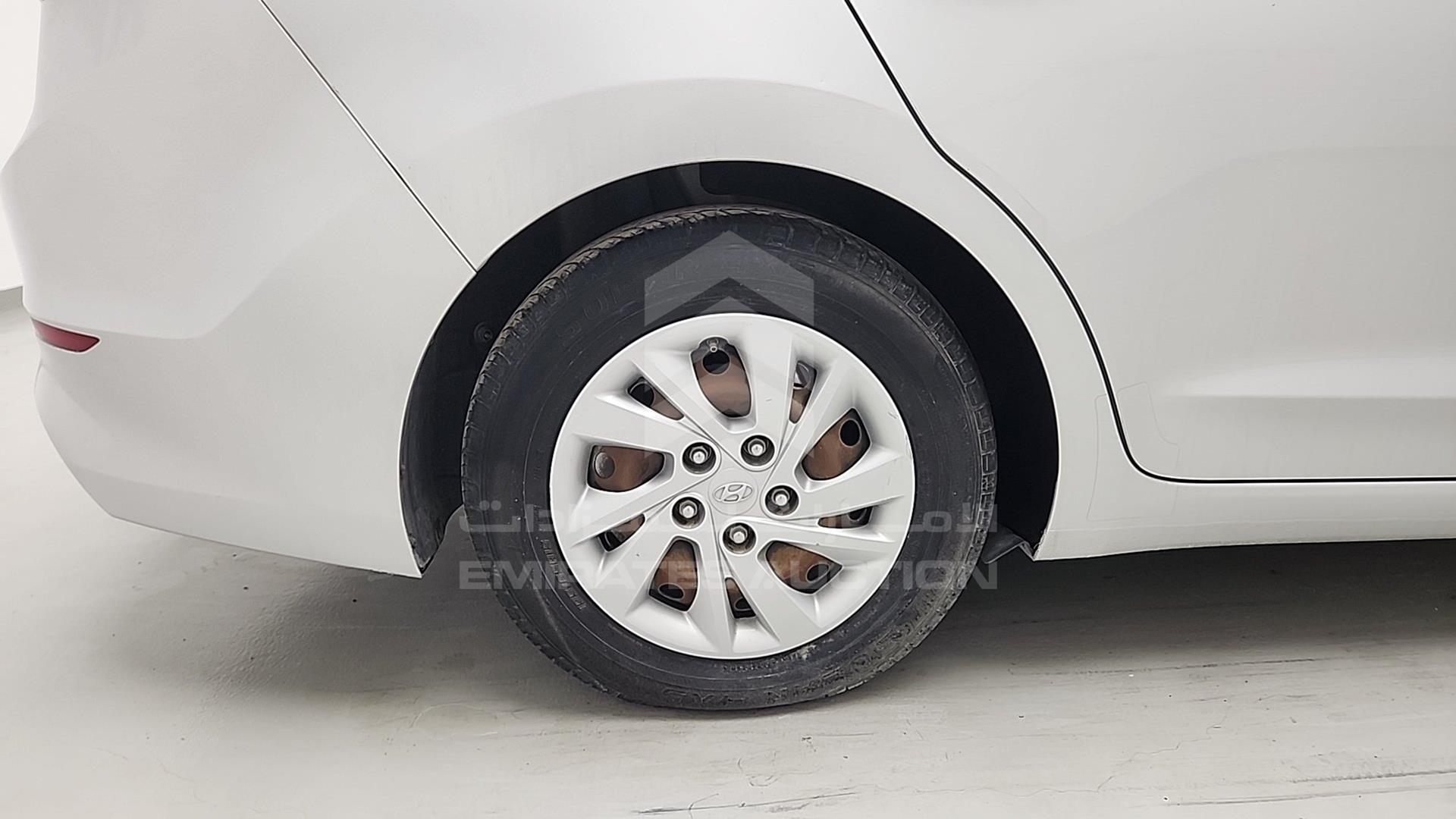 2018 HYUNDAI ELANTRA VIN: 5NPD74LF8JH376096
