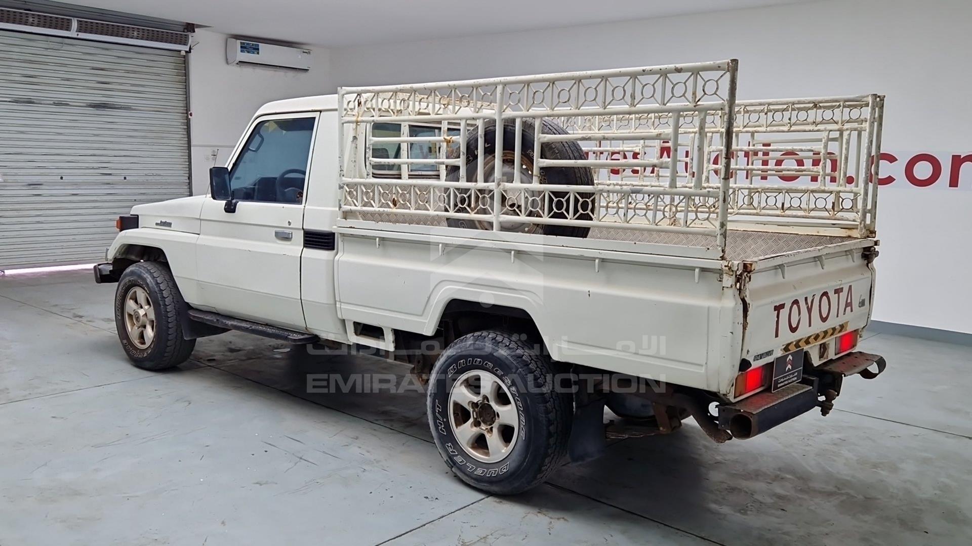 2004 TOYOTA LAND CRUISER VIN: JTFLJ71J348007713