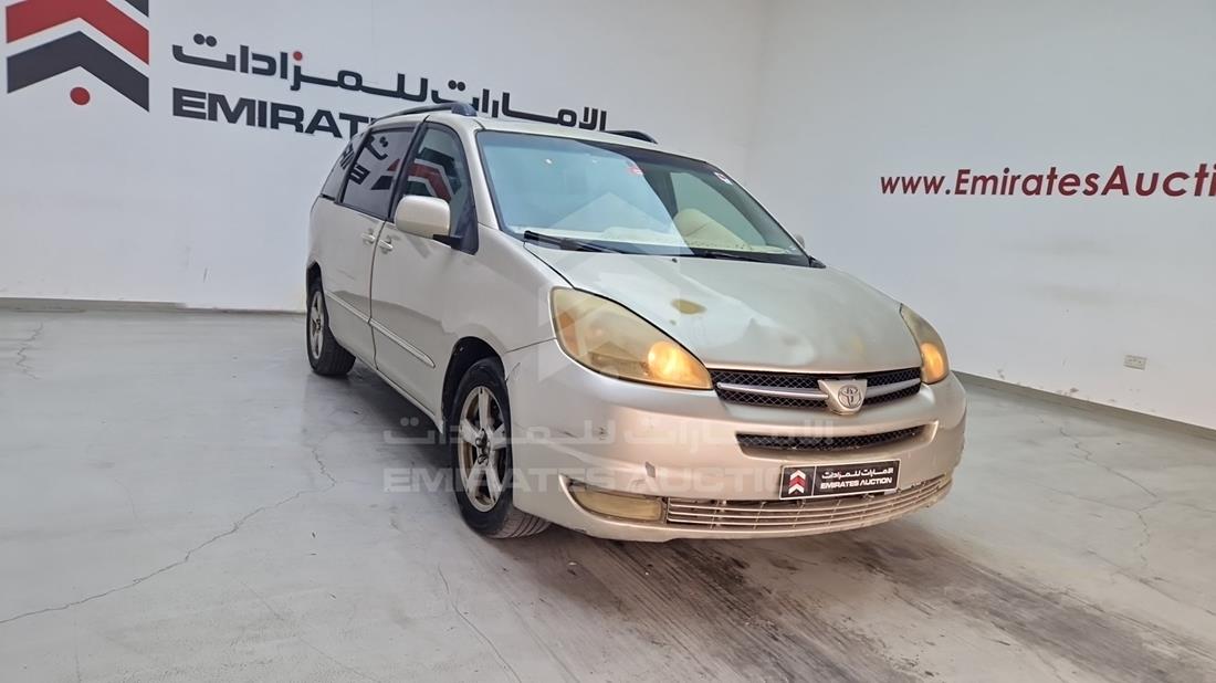 2004 Toyota Sienna — Front Right Angle — Photo 12