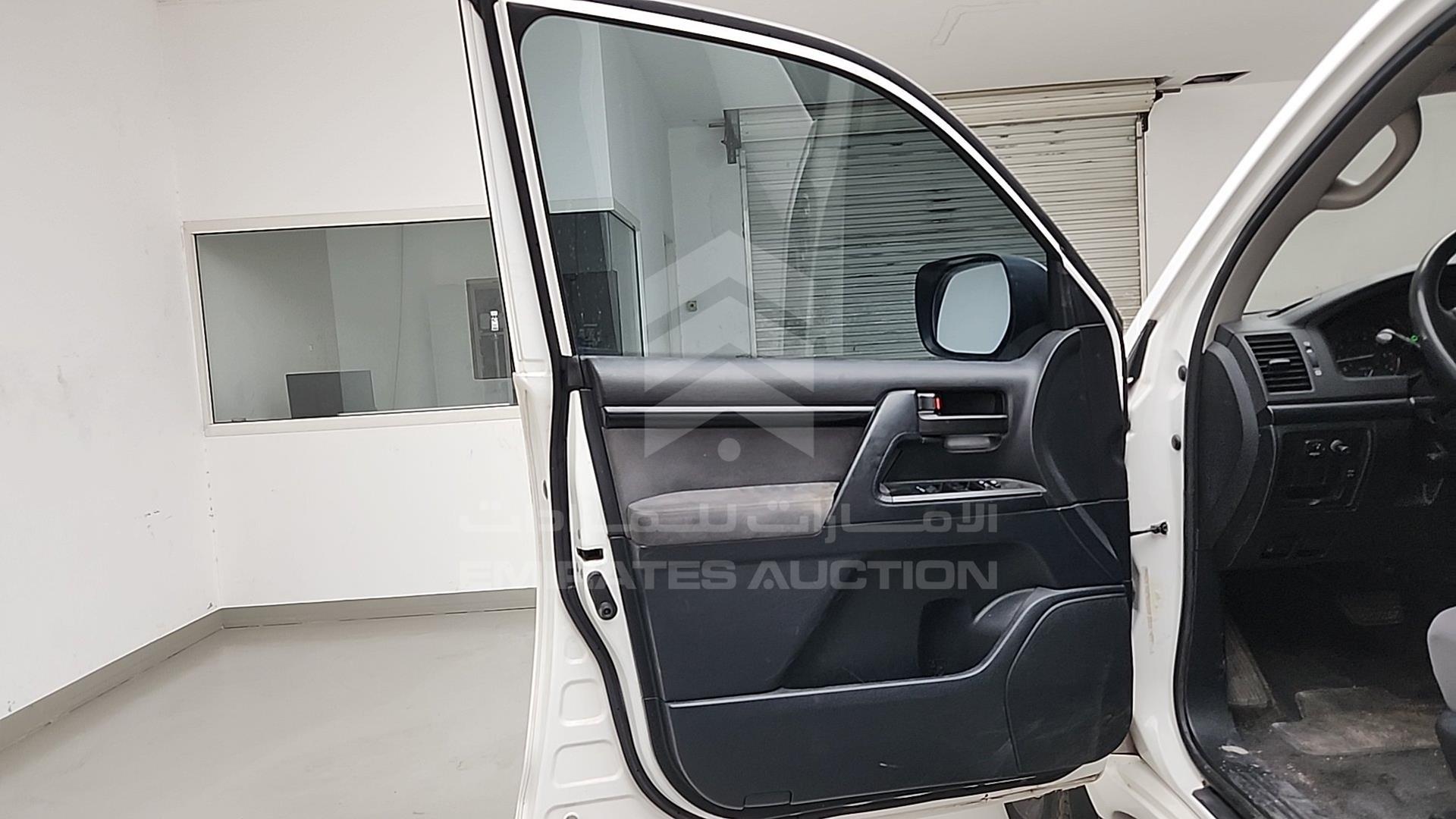 2015 TOYOTA LAND CRUISER VIN: JTMHU09JXF5098016