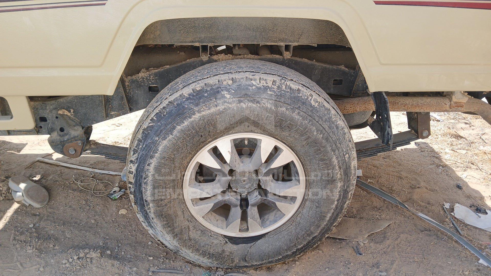 2015 TOYOTA LAND CRUISER VIN: JTFLU73J1F7019579