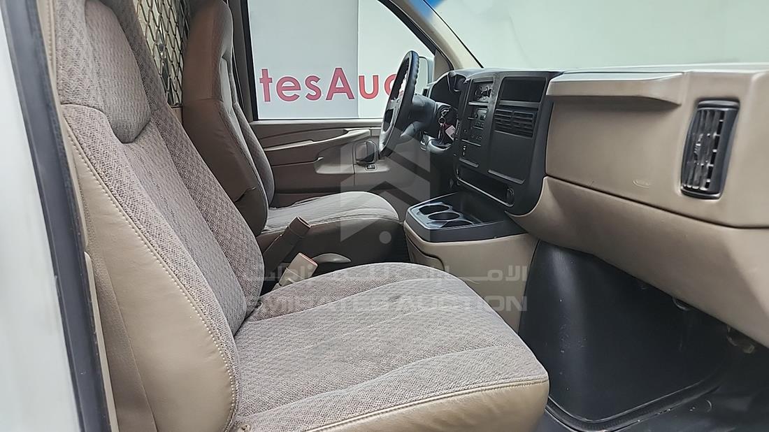 2006 GMC 2500 — Front Right Passenger Seat View — Photo 23