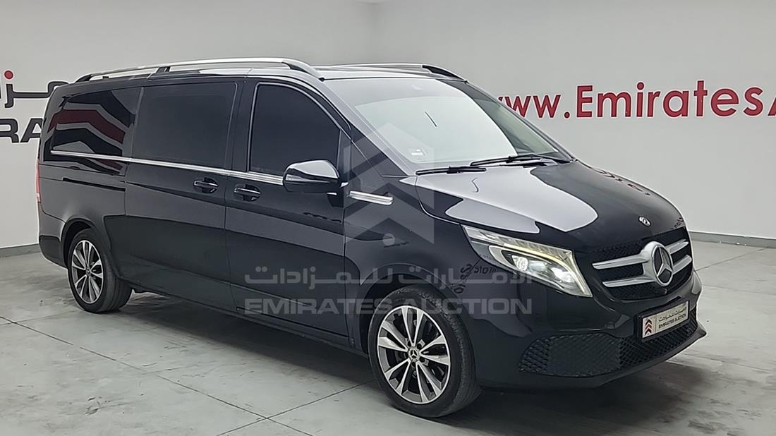مرسيدس V 250 2021 — الزاوية الأمامية اليمنى — صورة 9