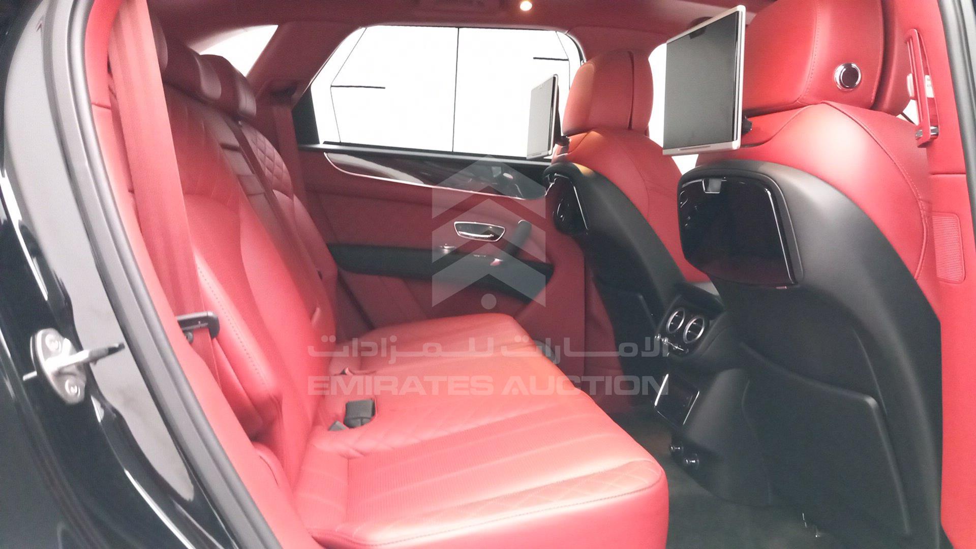 2017 BENTLEY BENTAYGA VIN: SJAAB1ZV3HC016529