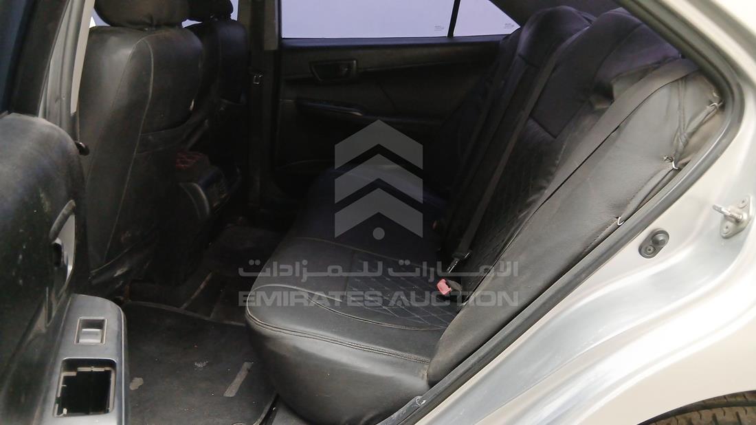 تويوتا كامري 2013 — زاوية الراكب الخلفي اليسرى — صورة 21