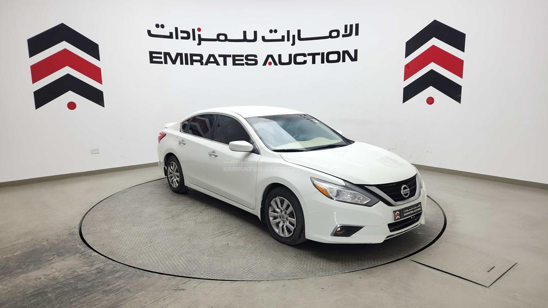 2016 Nissan Altima — Front Right Angle — Photo 12
