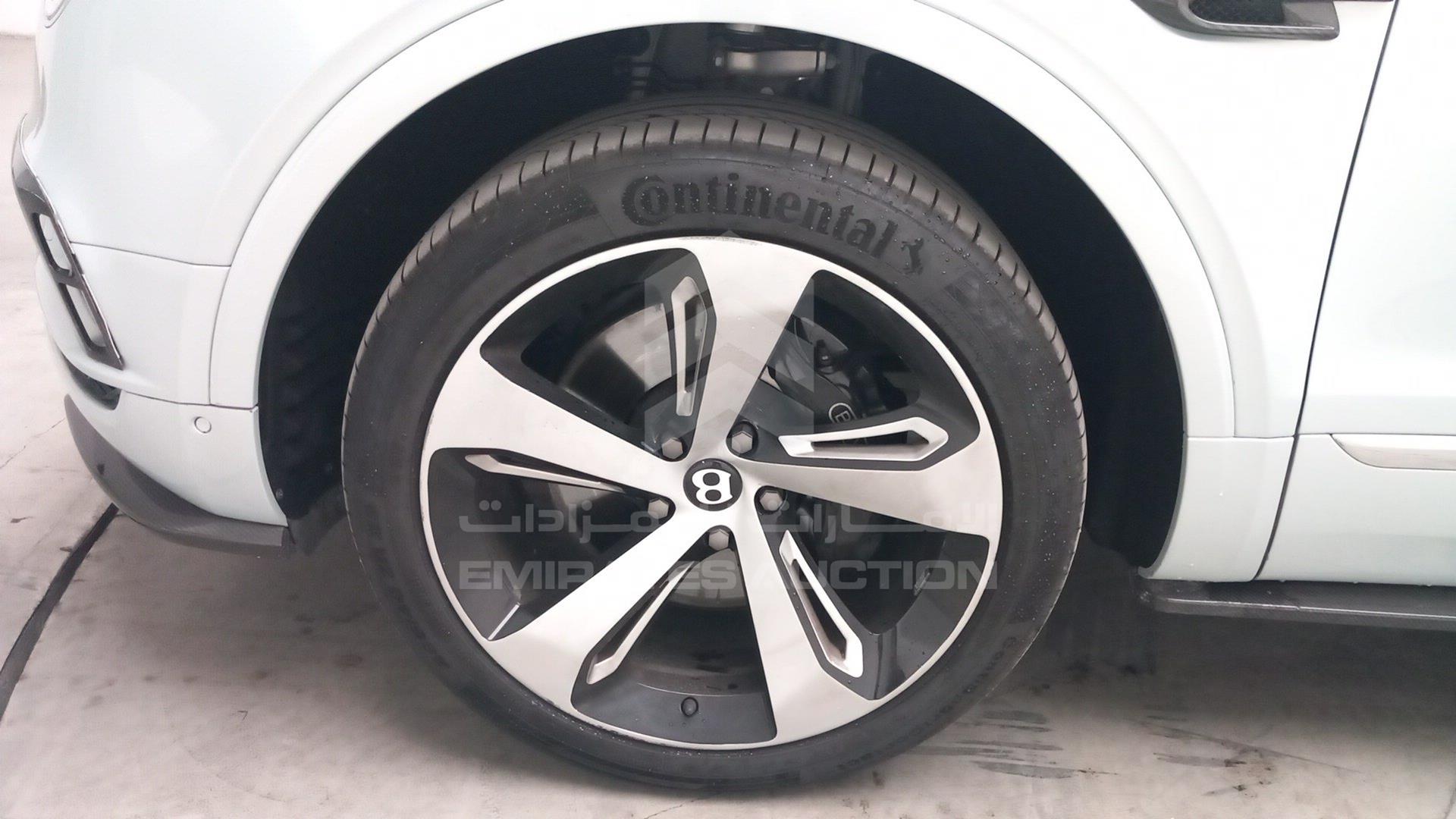 2017 BENTLEY BENTAYGA VIN: SJAAB1ZV5HC016676