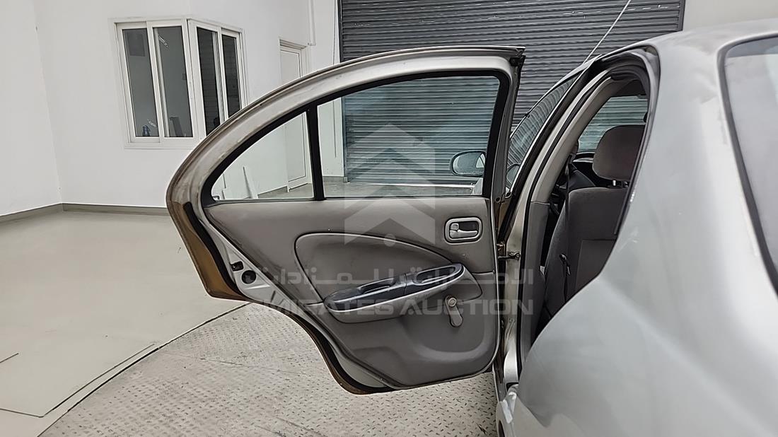 نيسان صني 2003 — الباب الخلفي الأيسر — صورة 20