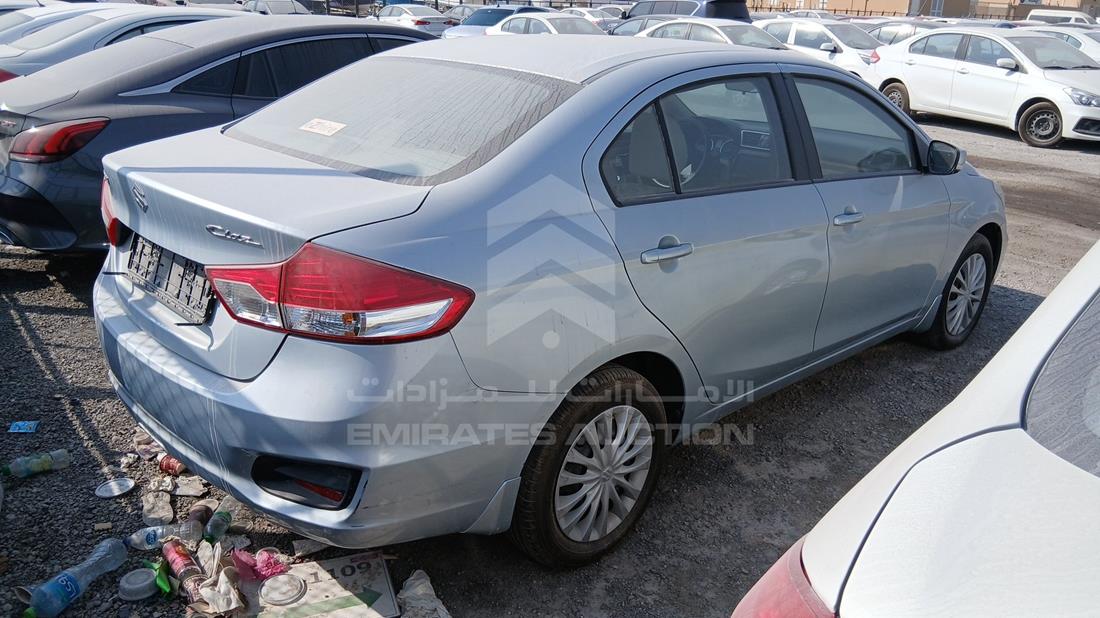 سوزوكي سياز 2023 — الزاوية الخلفية اليمنى — صورة 9