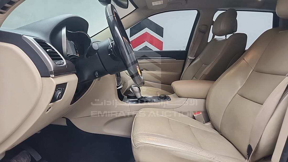 جيب جراند شيروكي 2018 — زاوية السائق الأمامية اليسرى — صورة 15