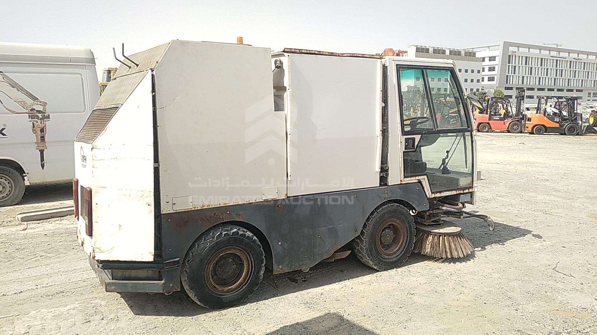 2000 ROAD CLEANING MACHINE --- VIN: 37592003961