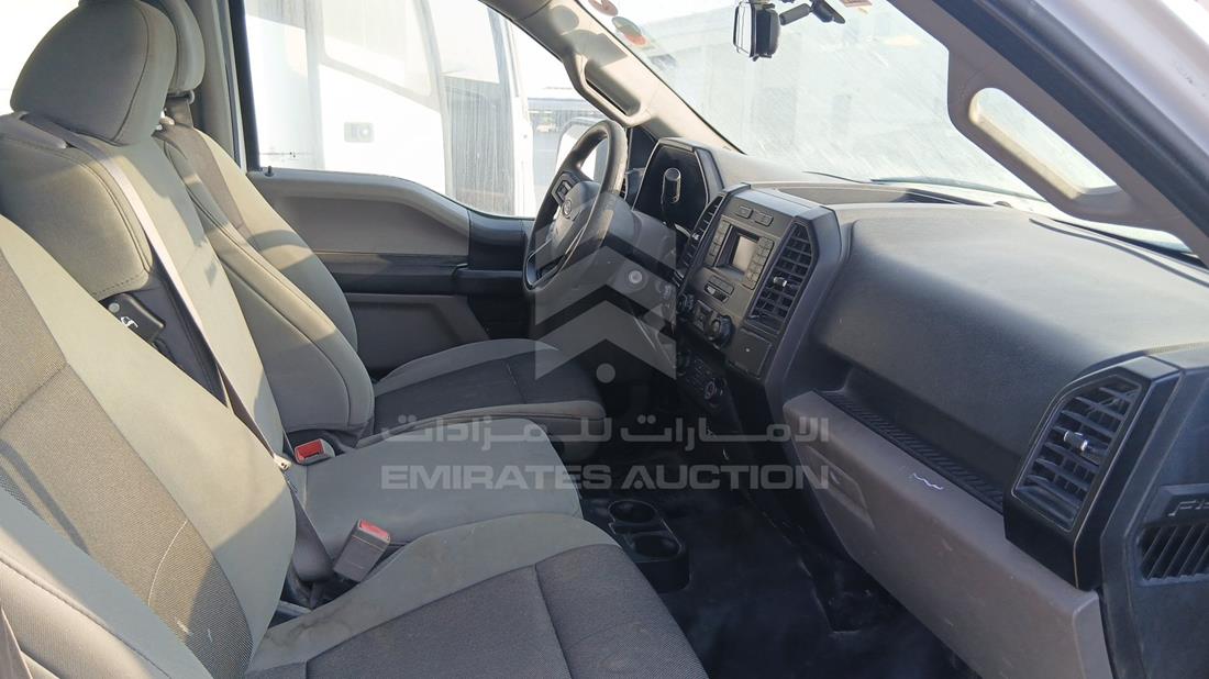 فورد اف 150 2020 — زاوية الراكب الأمامي للمقعد — صورة 26