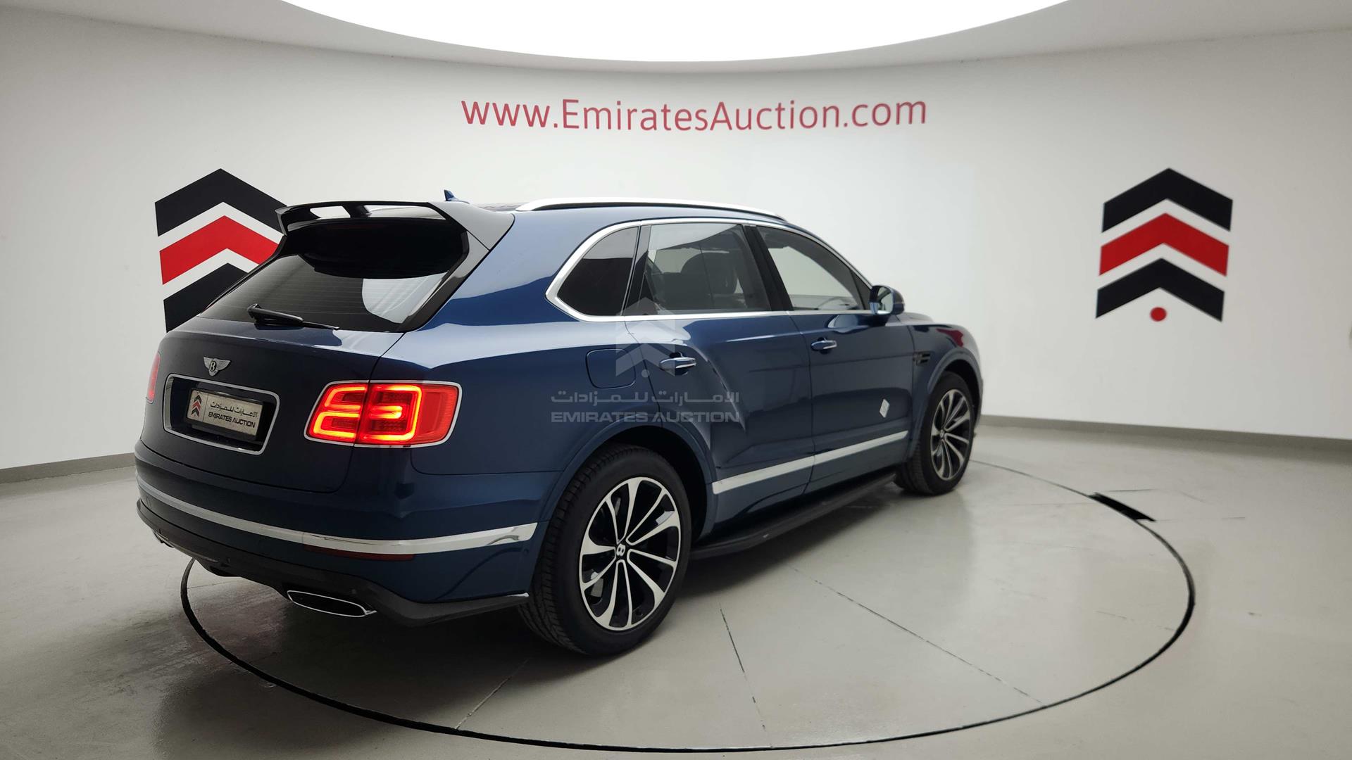 2017 BENTLEY BENTAYGA VIN: SJAAB1ZV0HC013457