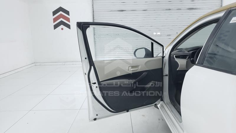 RKLBA0BE3L1000705 Auction: EmiratesAuction Lot: 405563 RKLBA0BE3L1000705 Toyota Corolla 2020 WHITE Photo 9