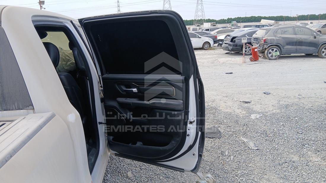 دودج رام 2021 — الباب الخلفي الأيمن — صورة 21