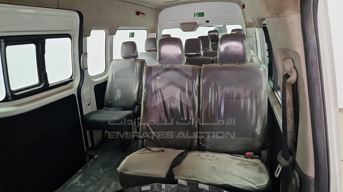 نيسان أورفان 2024 — زاوية الراكب الخلفي اليسرى — صورة 19