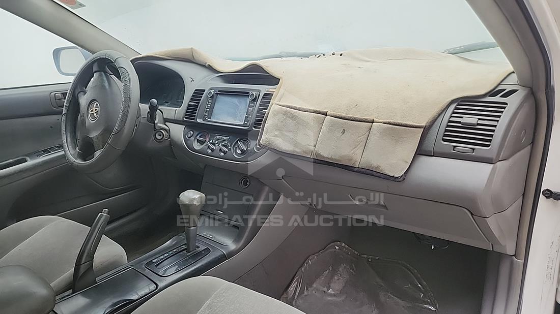 تويوتا كامري 2005 — زاوية واجهة الراكب الأمامي الأيمن — صورة 24