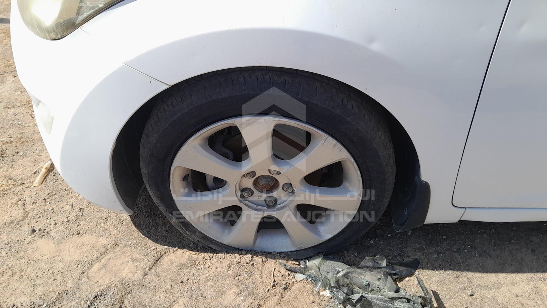 2014 HYUNDAI ELANTRA VIN: KMHDH41E8EU940490