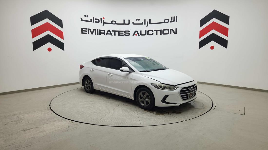 2019 Hyundai Avante — Front Right Angle — Photo 10