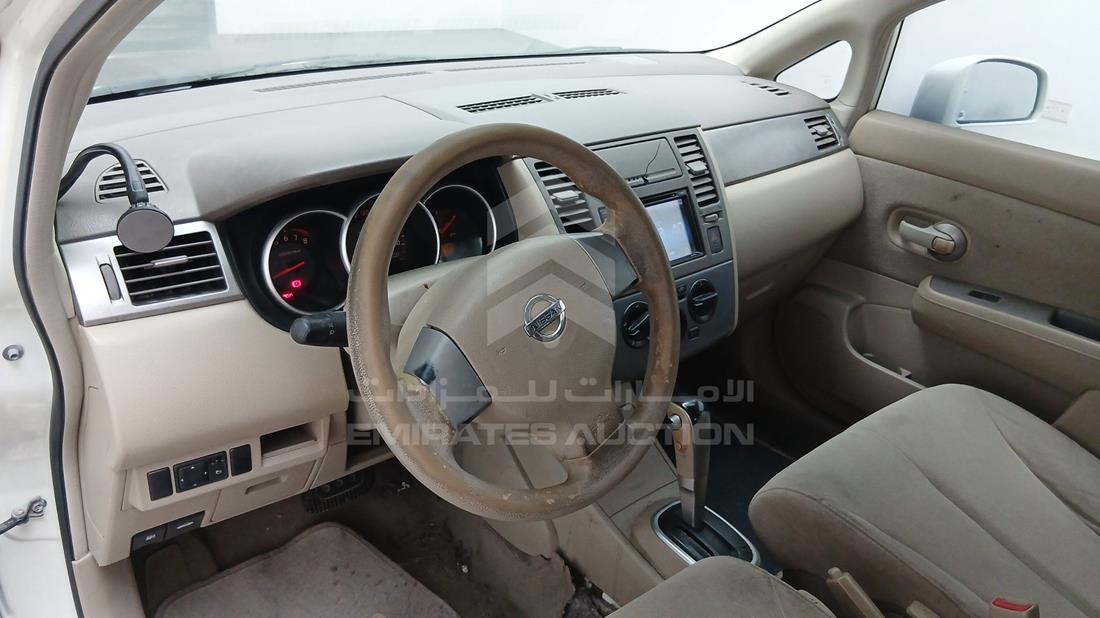 نيسان تيدا 2008 — زاوية واجهة السائق الأمامية اليسرى — صورة 13