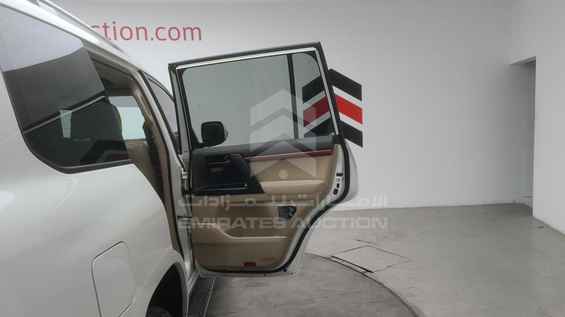 JTMHU09J5F4120610 Auction: EmiratesAuction Lot: 409010 JTMHU09J5F4120610 Toyota Land Cruiser 2015 WHITE Photo 34