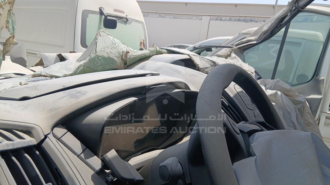 فورد ترانزيت 2023 — زاوية واجهة السائق الأمامية اليسرى — صورة 12