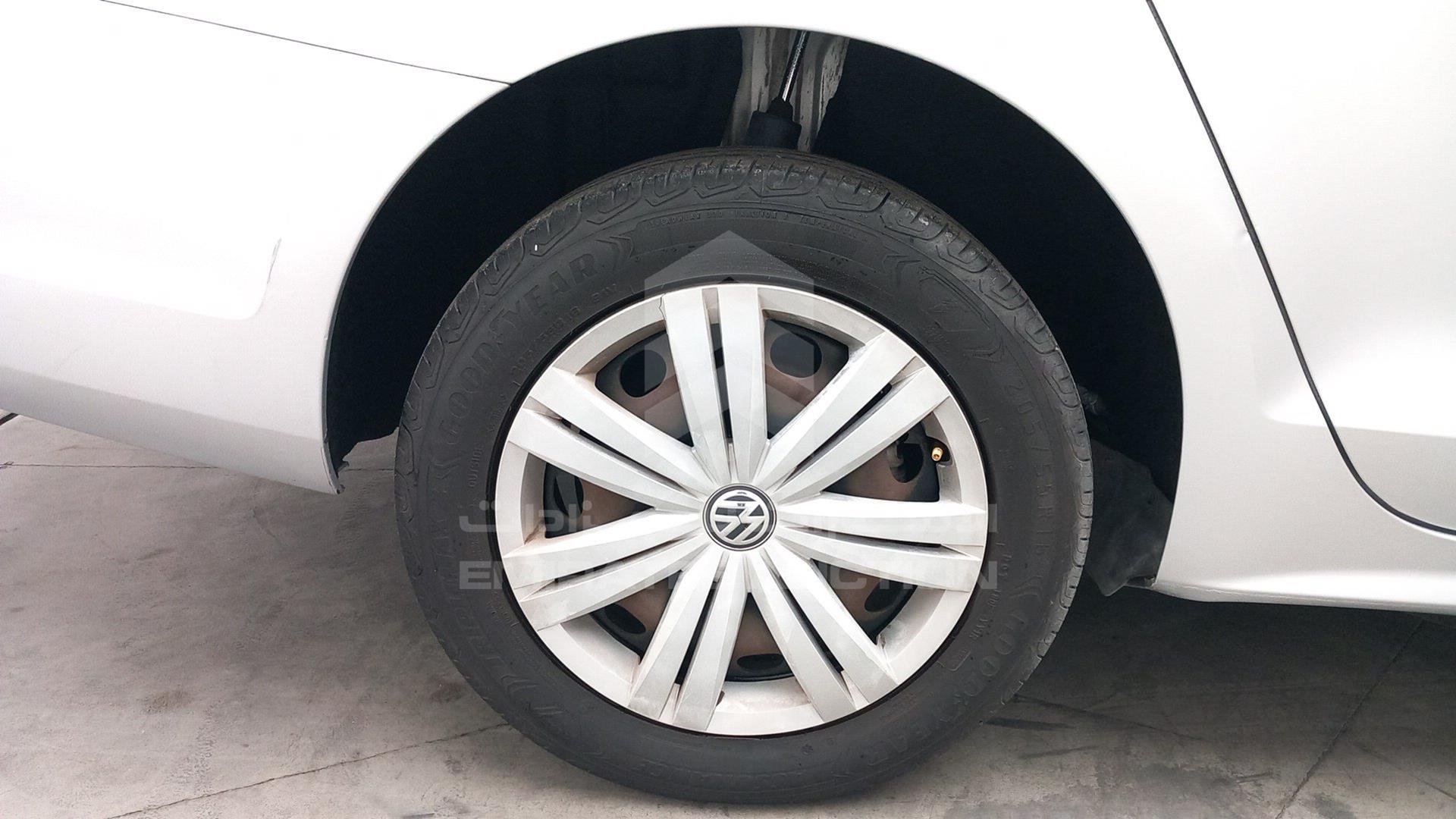 2015 VOLKSWAGEN JETTA VIN: WVWRV1AJXFM200925