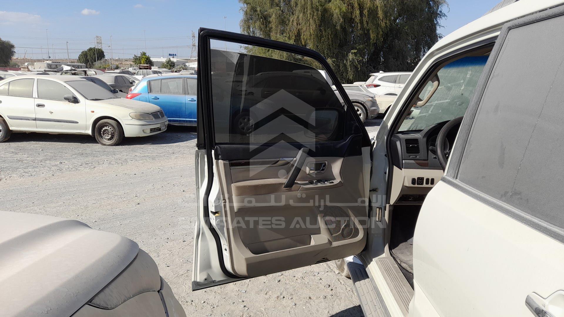 2011 MITSUBISHI PAJERO VIN: JMYLRV95WBJ703096