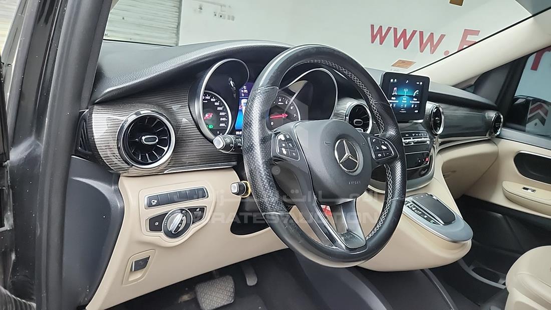 مرسيدس V 250 2021 — زاوية واجهة السائق الأمامية اليسرى — صورة 11