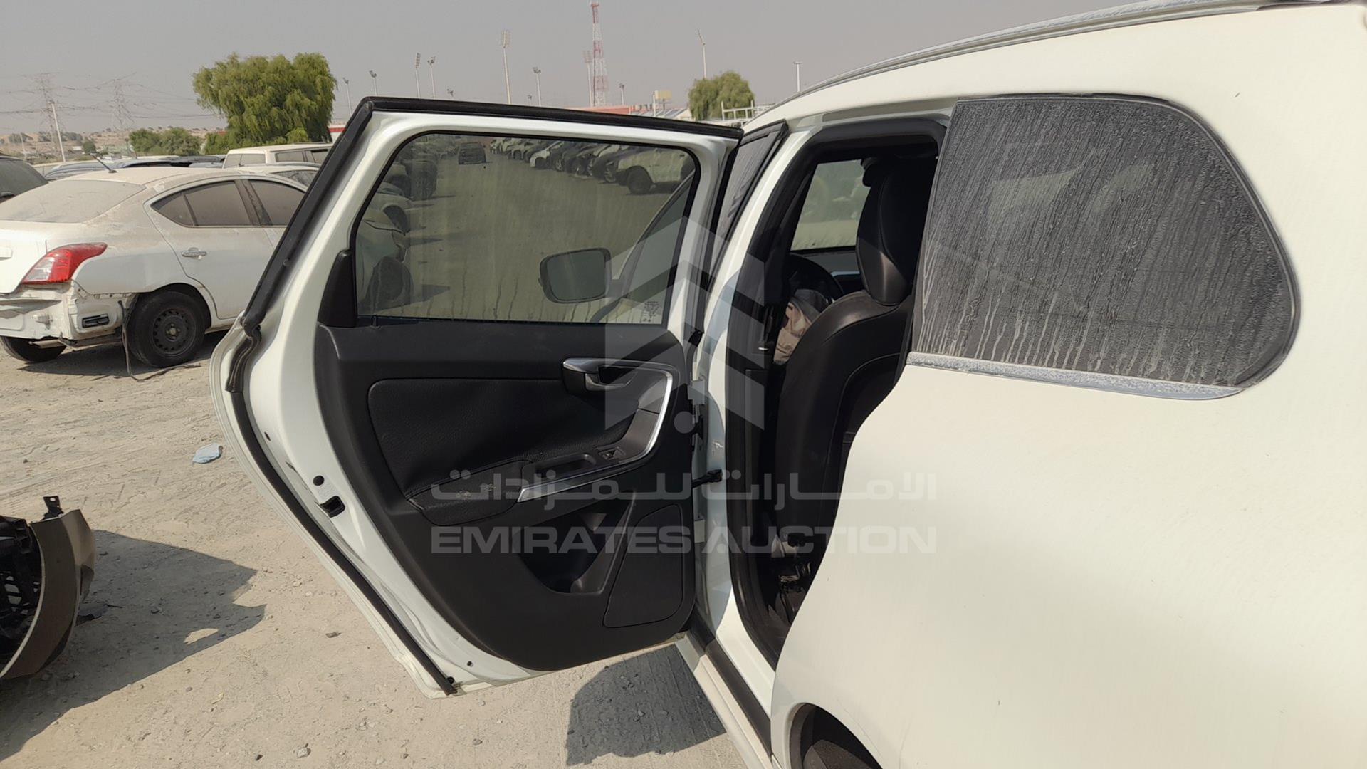 2014 VOLVO XC 60 VIN: YV147HDZ0E2558389