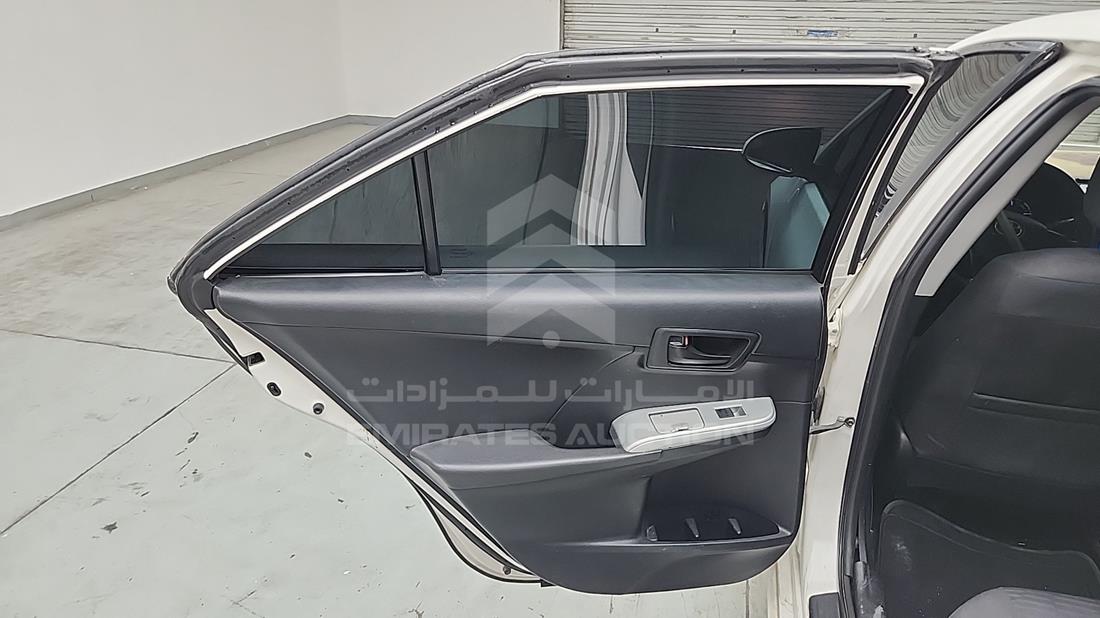 تويوتا كامري 2017 — الباب الخلفي الأيسر — صورة 18