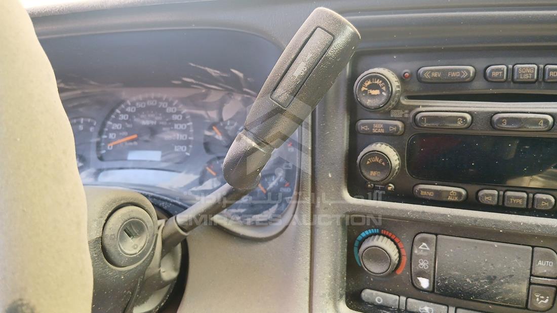 2005 GMC Yukon — Gear View — Photo 17