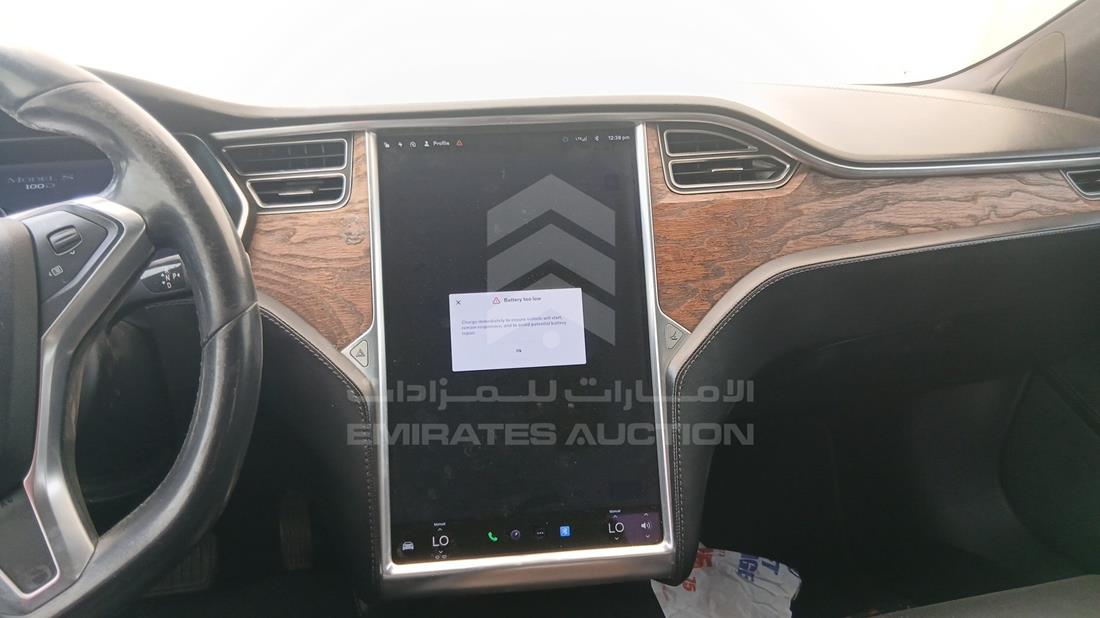 تيسلا موديل اس 2018 — نظم الترفيه وكاميرا المراقبة والملاحة — صورة 17