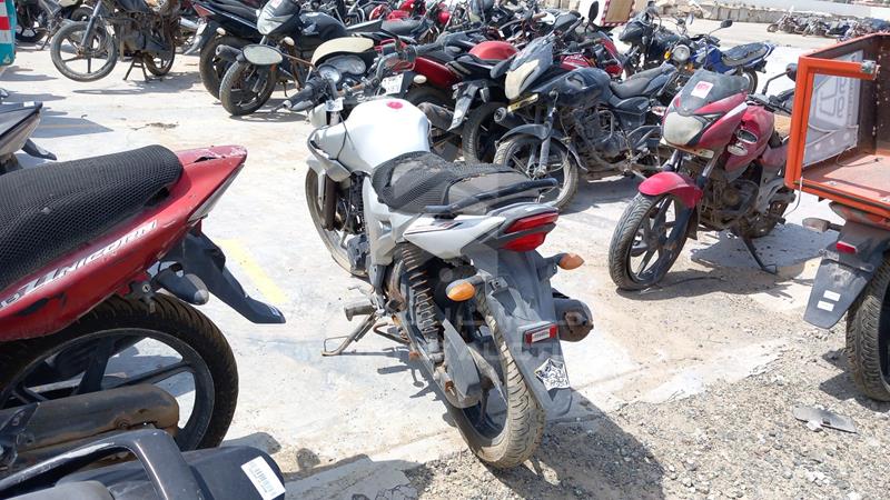 ME1KG0593D2003482 Auction: EmiratesAuction Lot: 406851 ME1KG0593D2003482 Yamaha Motorbike 2013 SILVER Photo 6
