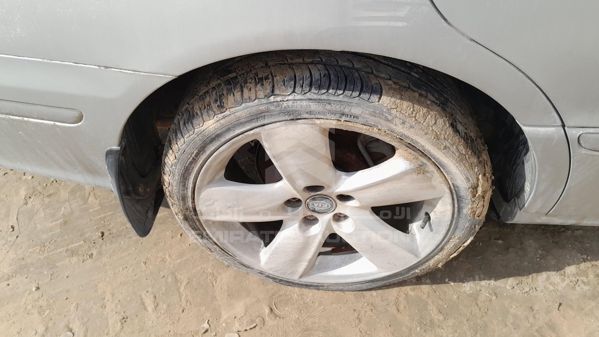 2006 KIA OPIRUS VIN: KNALD224665080958